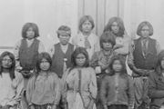 臭名昭著的印第安兒童寄宿學校，加州也有三所：平時學勞工技術，暑假就被派到白人家當傭人