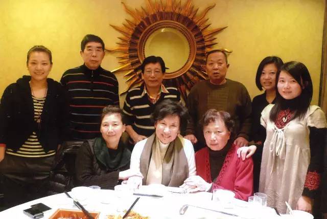 潘迪華與在上海的弟弟妹妹、妹夫及外甥女合影