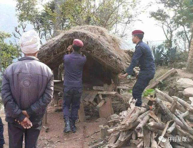 尼泊爾警察在拆除月經隔離棚屋