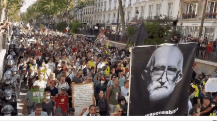 14日，法國共有21.5萬人遊行反健康證，其中巴黎有約1.4萬人上街示威共有11人被捕，1名警察受輕