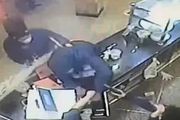 搶完CVS搶披薩店，嫌犯被開槍打穿臉頰，還不忘拿著錢逃到地鐵站！