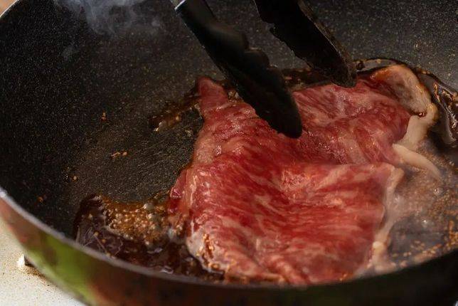 將牛肉保留紅色的一面露在外面放在白飯上