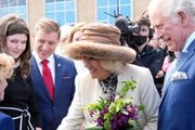 重磅! 查爾斯王子攜妻訪問加拿大 特魯多熱情迎接! 女王拄柺杖出官邸!