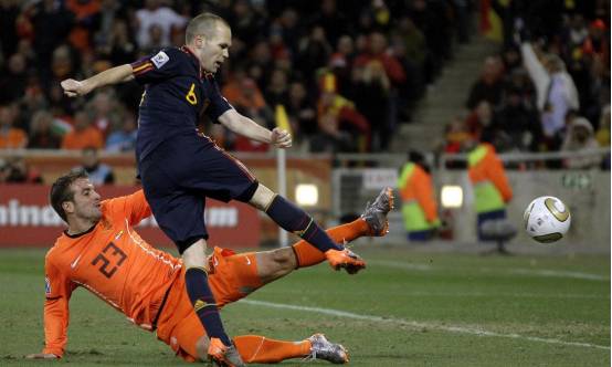 2010年世界盃決賽，荷蘭0-1敗給西班牙，許多人認為是賽前奏國歌時被歌詞「詛咒」
