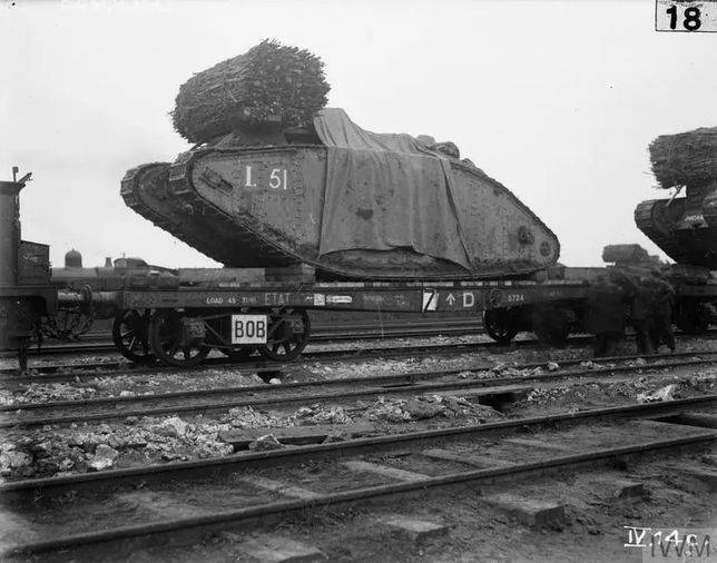 （上圖）軍列上的坦克，柴捆用來填平塹壕