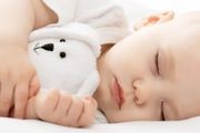 孩子睡「扁頭」有福氣，「圓頭」聰明？當心，這樣睡不僅影響顏值，還會…