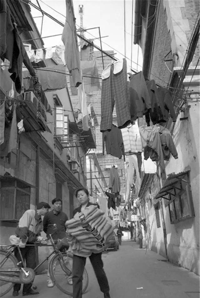 18.1997年，上海女人抱著一疊西裝