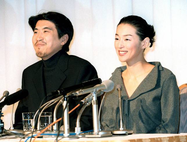 98年11月舉行的石橋貴明和鈴木保奈美的結婚記者見面會