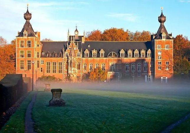 魯汶大學，分為荷蘭語、法語學部