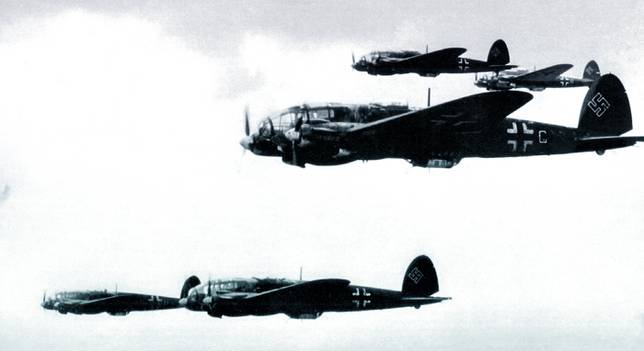（上圖）一群飛行中的He-111中型轟炸機
