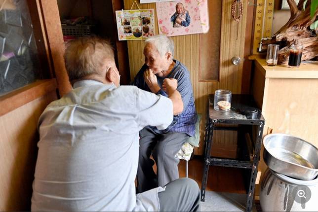 80歲的山本邦雄照顧著100歲的母親