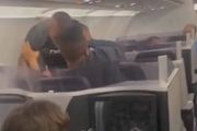 不好！拳王泰森在飛機上爆錘一名粉絲，把人打得頭破血流