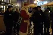 德國「聖誕老人」被警察當眾逮捕！圍觀者大喊起鬨，究竟發生了什麼