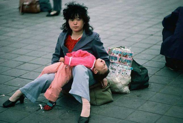 托馬斯·霍普克：中國，火車站，1984年