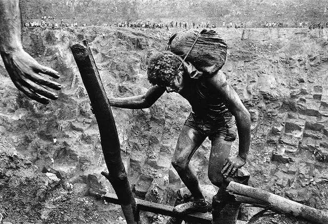 塞拉佩拉達的露天金礦，巴西帕拉州，1986年