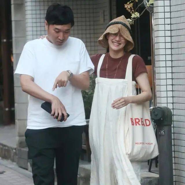 2019年8月，蒼井優搭著山里亮太的肩膀一同逛街