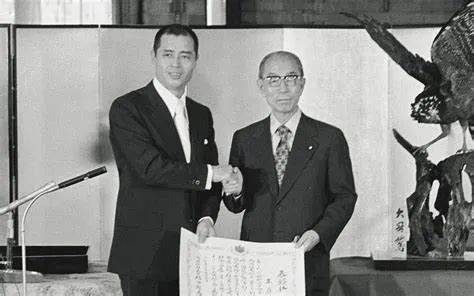 37歲的王貞治（左）接受第一屆國民榮譽獎