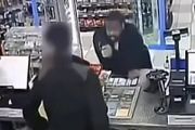 監控曝光！黑人男淡定走進便利店，對著店員的臉就是一槍，畫面觸目驚心！