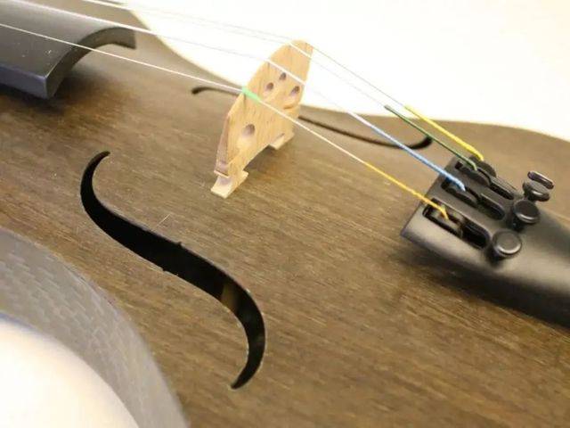 比利時製琴師用亞麻纖維製成大提琴