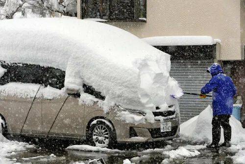 日本部分地區持續強降雪，交通受阻