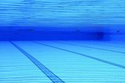 男童海德公園地區奧爾森游泳池溺水，救生員實施CPR救回，泳池當日關閉！