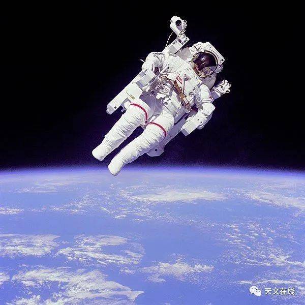 宇航員在太空（圖片來源：wikipedia）