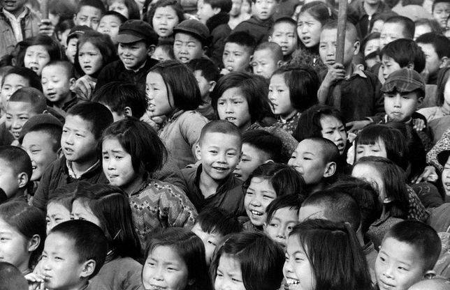 佈列松：上海，等待分發大米的孩子，1949年