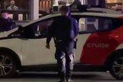 無人計程車遭警察截停後自行「逃逸」了，警察：？？？