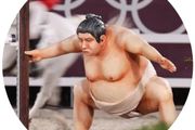 日本巨人雕像把賽馬都嚇跑了？！多國奧運選手吐槽：太可怕