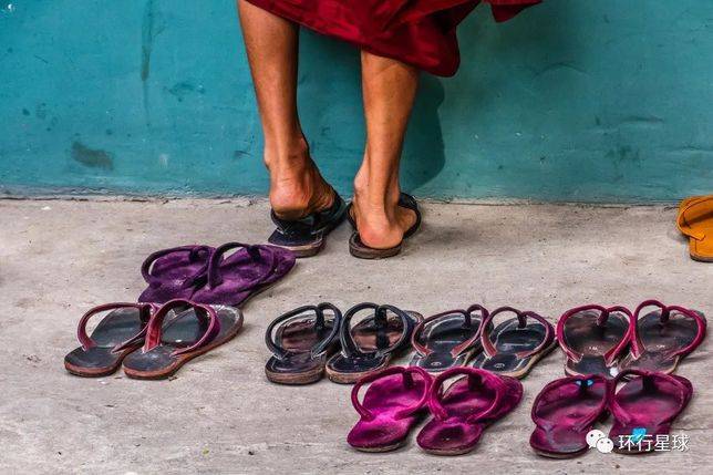 沒錯，僧侶也愛穿拖鞋，尤其是人字拖