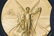 東京奧運的獎牌質感超好，網友大讚：連裝金牌的木盒也很有逼格！