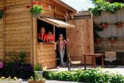 加拿大爸爸帶孩子在自家後院蓋了一座小屋，只花了500刀：這是最好的教育