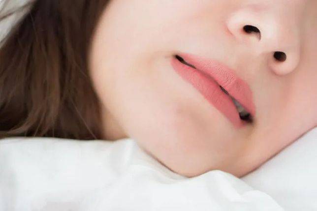 經常早上或半夜起來感到口苦口乾是什麼問題呢？