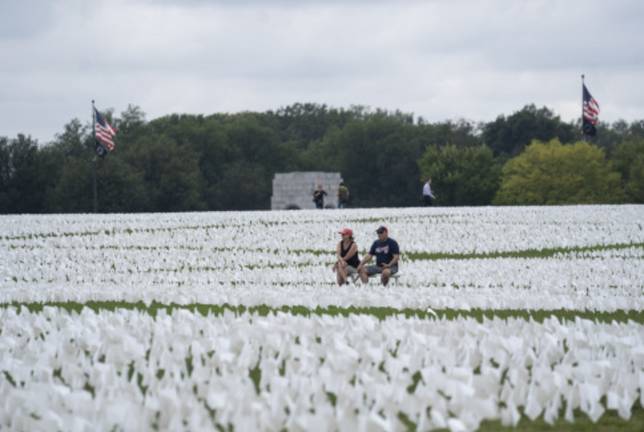 9月17日，超過66萬白色旗幟擺放在美國首都華盛頓的華盛頓紀念碑附近的草坪上，悼念美國超過66萬名新