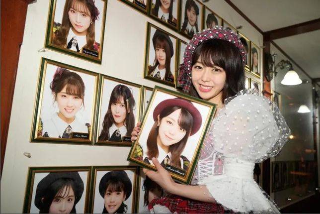 在AKB48劇場公演結束後峰岸南摘下了掛在牆上的照片