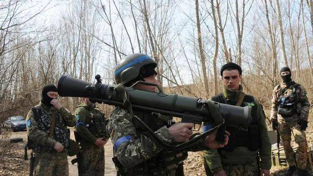 圖為烏克蘭士兵在哈爾科夫郊區的一次演習中研究瑞典卡爾-古斯塔夫無後坐力炮，圖源：Andrew Mar