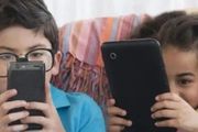 孩子喜歡玩手機，不給就嚎啕大哭，除了打罵還能怎麼辦？！