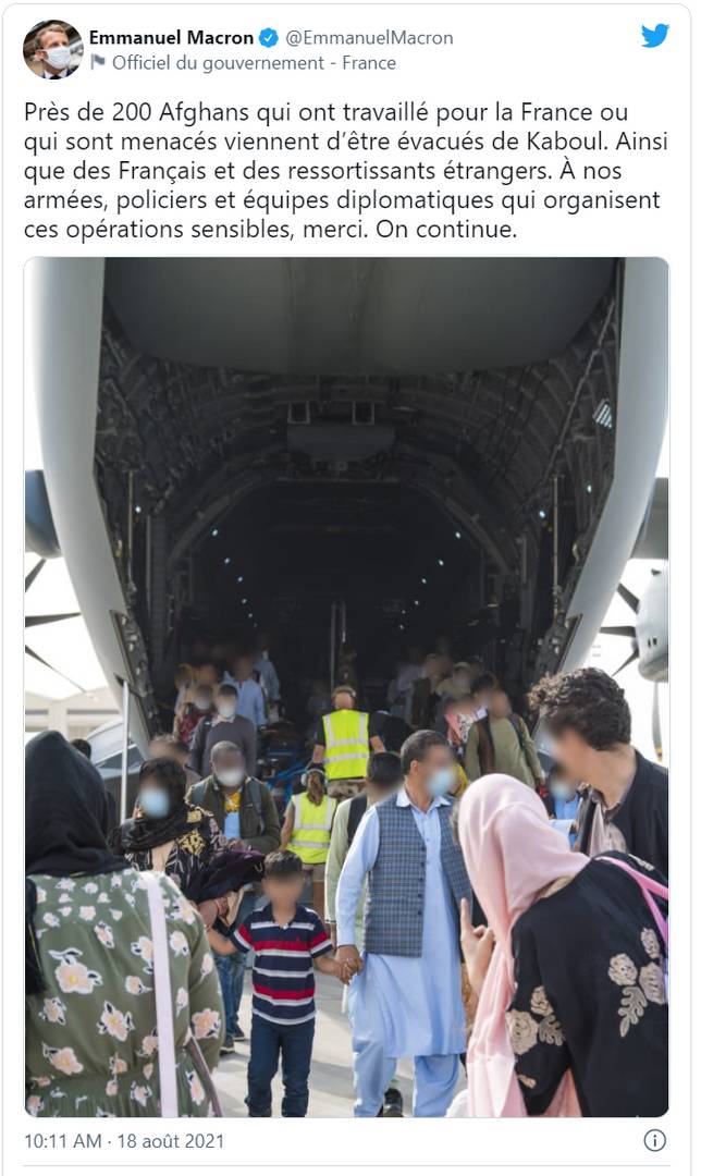 馬克龍18日在推特上晒出，為法國工作或受到威脅的阿富汗人撤離喀布爾的照片（推特截圖）