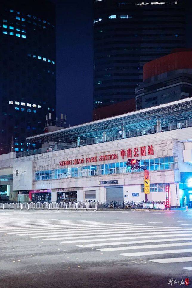 淮海路周邊的商圈和上海文化廣場劇院早已停擺