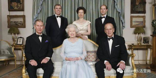 前排：查爾斯、女王、菲利普親王