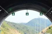 高速上隧道內禁止超車，前車太慢怎麼辦？