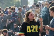 舊金山4·20大麻節，兩萬人聚集金門公園嬉皮山，首度允許現場賣大麻