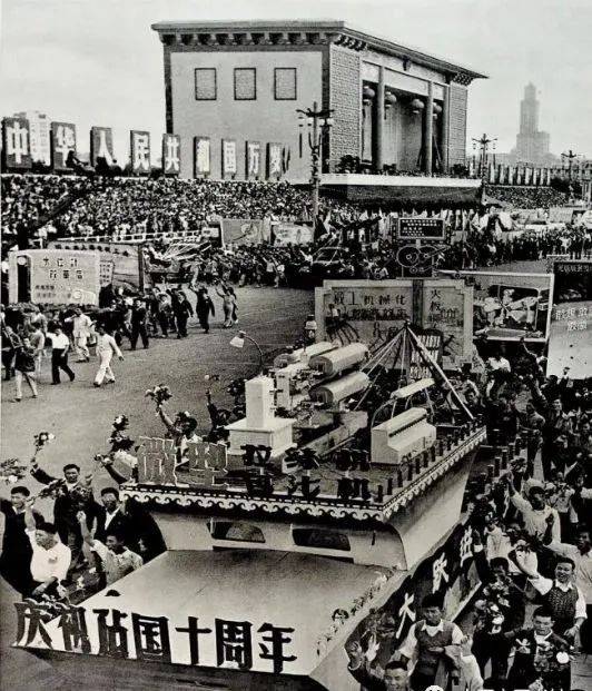 36.1959年，上海人民廣場的國慶之夜