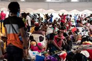 氣炸了！1.5萬海地非法移民20%已感染新冠，不隔離全部被安置到社區