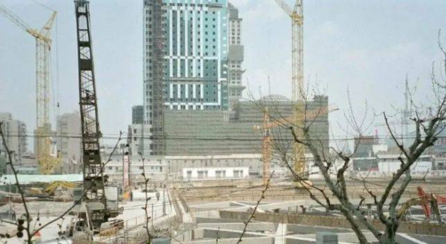 7.1997年，建設中的上海恆隆廣場