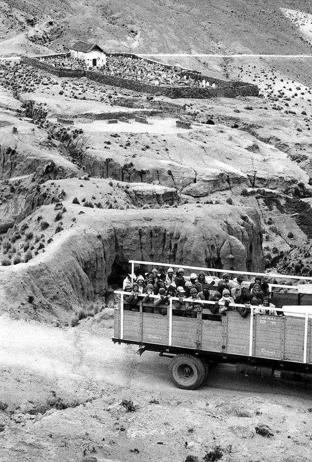 離開錫礦的工人，玻利維亞奧魯羅，1983年