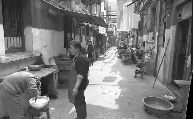 24.1997年，在家門口洗頭的上海居民