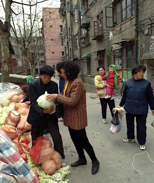 25.1997年，小區里居民在購買大白菜