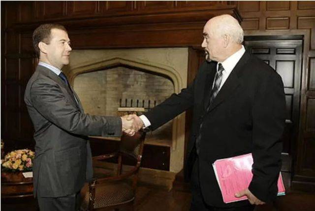時任俄羅斯總統梅德韋傑夫接見「德左總統」