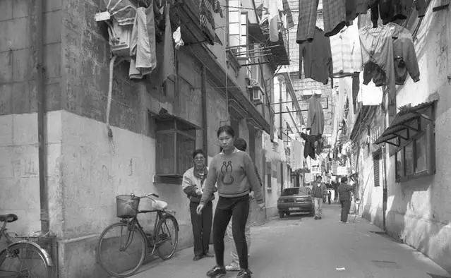 16.1997年，上海女孩在弄堂裡玩滑輪